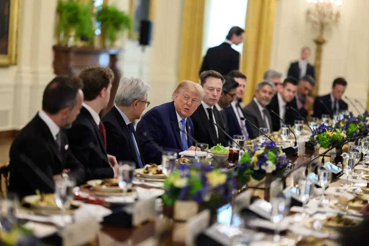 AI Giants Sign White House Pact as Trump Adopts ‘Super Intelligence’