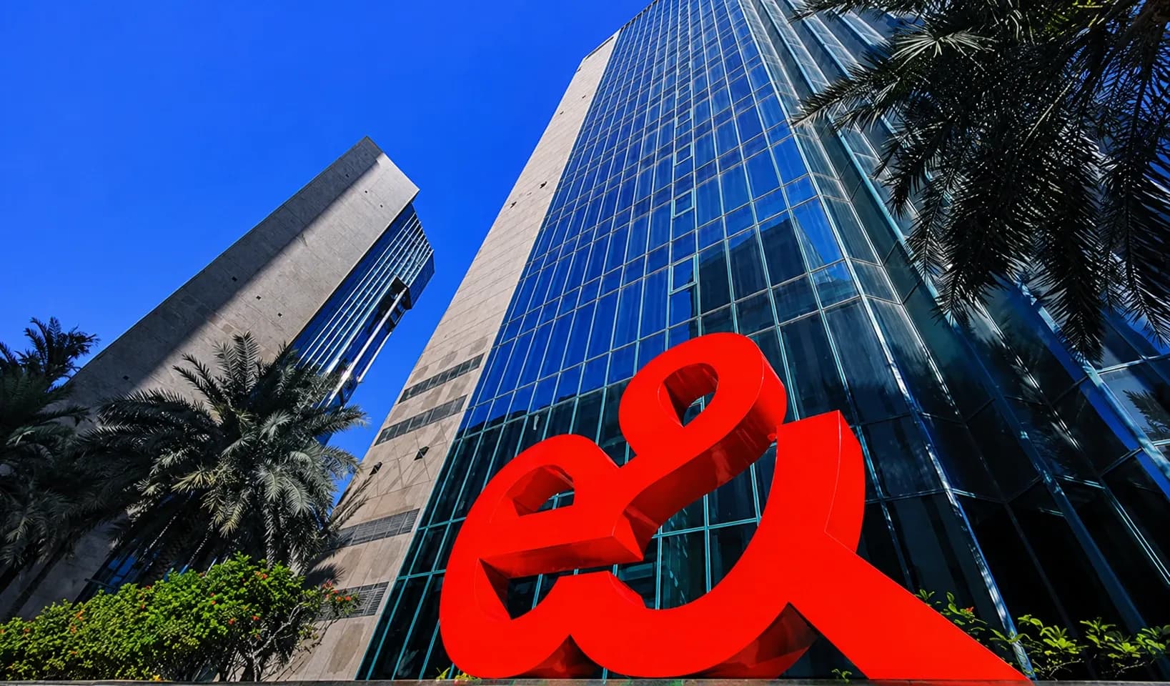 e& UAE Plans The World’s First Commercial Upper 6GHz Mobile Network
