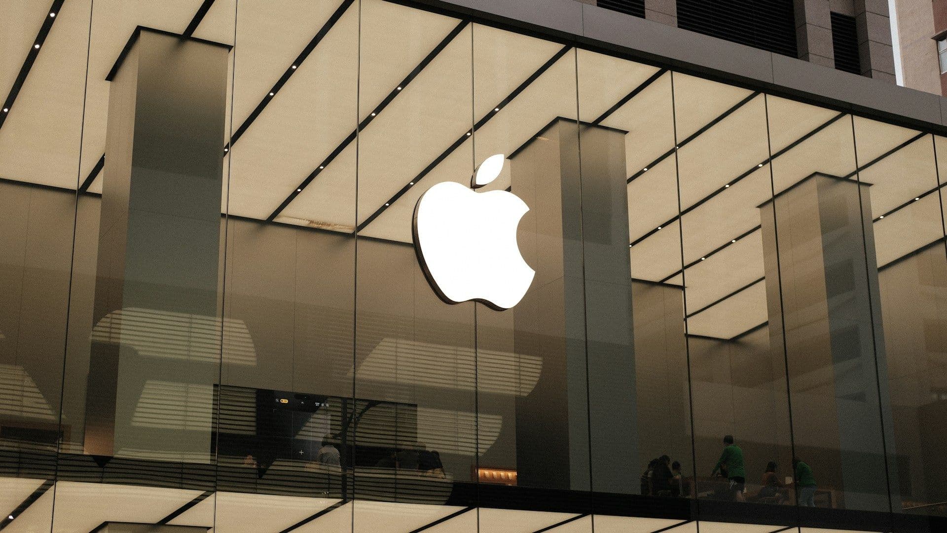 Apple Briefly Tops Nvidia in Market Value Before Nvidia Regains the Lead